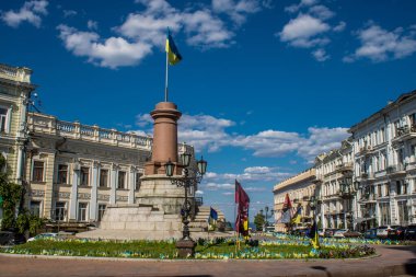 Odessa, Ukrayna, 31 Temmuz 2024 Cityscape, Rusya ile savaş sırasında, Odessa 'daki binalar Rus füzelerinin hedefi ve insanlar her gün sirenler çalsa da sokaklardalar..