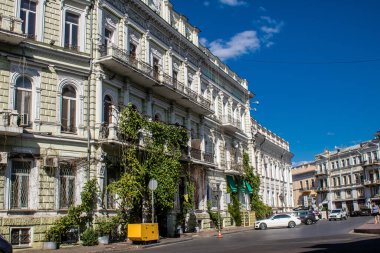 Odessa, Ukrayna, 31 Temmuz 2024 Cityscape, Rusya ile savaş sırasında, Odessa 'daki binalar Rus füzelerinin hedefi ve insanlar her gün sirenler çalsa da sokaklardalar..