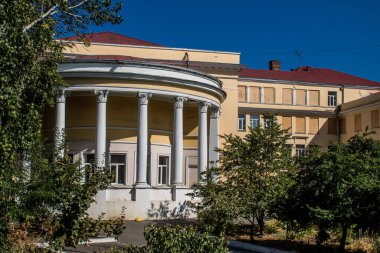 Odessa, Ukrayna, 31 Temmuz 2024 Cityscape, Rusya ile savaş sırasında, Odessa 'daki binalar Rus füzelerinin hedefi ve insanlar her gün sirenler çalsa da sokaklardalar..