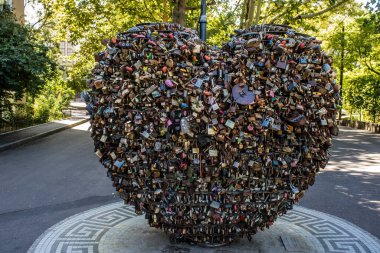 Odessa, Ukrayna, 31 Temmuz 2024 Cityscape, Rusya ile savaş sırasında, Odessa 'daki binalar Rus füzelerinin hedefi ve insanlar her gün sirenler çalsa da sokaklardalar..
