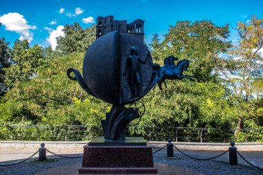 Odessa, Ukrayna, 31 Temmuz 2024 Cityscape, Rusya ile savaş sırasında, Odessa 'daki binalar Rus füzelerinin hedefi ve insanlar her gün sirenler çalsa da sokaklardalar..