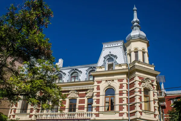 Odessa, Ukrayna, 31 Temmuz 2024 Cityscape, Rusya ile savaş sırasında, Odessa 'daki binalar Rus füzelerinin hedefi ve insanlar her gün sirenler çalsa da sokaklardalar..