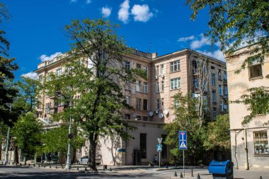Odessa, Ukrayna, 31 Temmuz 2024 Cityscape, Rusya ile savaş sırasında, Odessa 'daki binalar Rus füzelerinin hedefi ve insanlar her gün sirenler çalsa da sokaklardalar..
