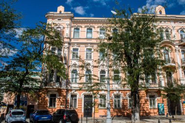 Odessa, Ukrayna, 31 Temmuz 2024 Cityscape, Rusya ile savaş sırasında, Odessa 'daki binalar Rus füzelerinin hedefi ve insanlar her gün sirenler çalsa da sokaklardalar..
