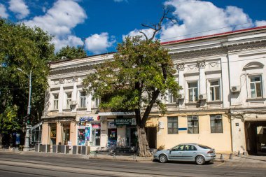 Odessa, Ukrayna, 31 Temmuz 2024 Cityscape, Rusya ile savaş sırasında, Odessa 'daki binalar Rus füzelerinin hedefi ve insanlar her gün sirenler çalsa da sokaklardalar..