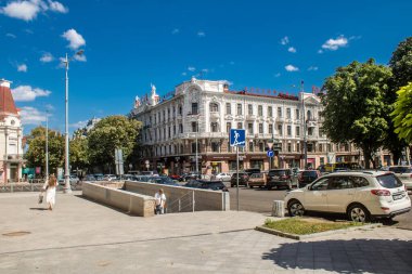 Odessa, Ukrayna, 31 Temmuz 2024 Cityscape, Rusya ile savaş sırasında, Odessa 'daki binalar Rus füzelerinin hedefi ve insanlar her gün sirenler çalsa da sokaklardalar..