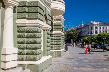 Odessa, Ukrayna, 31 Temmuz 2024 Cityscape, Rusya ile savaş sırasında, Odessa 'daki binalar Rus füzelerinin hedefi ve insanlar her gün sirenler çalsa da sokaklardalar..