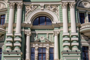 Odessa, Ukrayna, 31 Temmuz 2024 Cityscape, Rusya ile savaş sırasında, Odessa 'daki binalar Rus füzelerinin hedefi ve insanlar her gün sirenler çalsa da sokaklardalar..