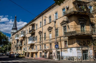 Odessa, Ukrayna, 31 Temmuz 2024 Cityscape, Rusya ile savaş sırasında, Odessa 'daki binalar Rus füzelerinin hedefi ve insanlar her gün sirenler çalsa da sokaklardalar..