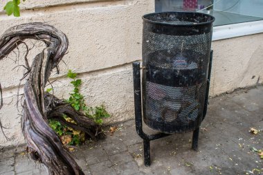 Odessa, Ukrayna, 31 Temmuz 2024 Ukrayna Odessa sokaklarında çöp konteynırı.