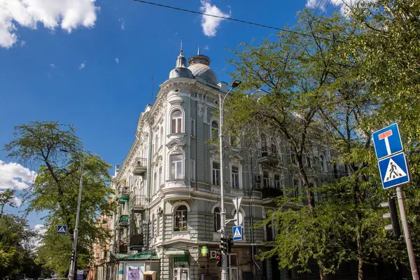 Odessa, Ukrayna, 31 Temmuz 2024 Cityscape, Rusya ile savaş sırasında, Odessa 'daki binalar Rus füzelerinin hedefi ve insanlar her gün sirenler çalsa da sokaklardalar..