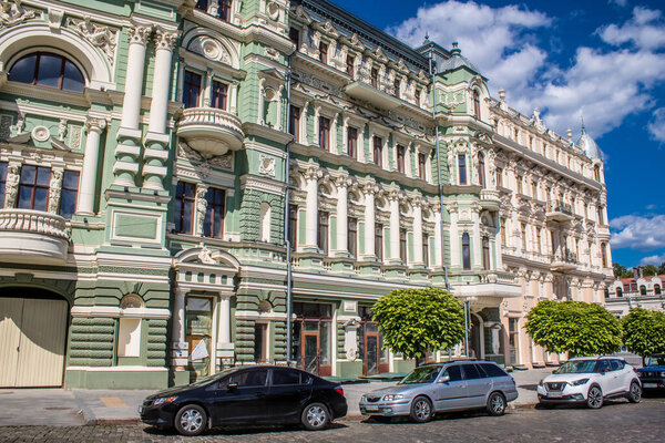 Одесса, Украина, 31 июля 2024 г. Городской пейзаж, во время войны с Россией, здания в Одессе являются мишенью российских ракет и люди находятся на улице, хотя сирены звучат каждый день.