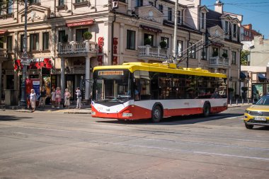Odesa, Ukrayna, 07 Ağustos 2024 otobüsü Odesa sokaklarında ilerliyor. Rus silahlı kuvvetlerinin şehre düzenlediği saldırıya rağmen kamu hizmetleri faaliyet gösteriyor..