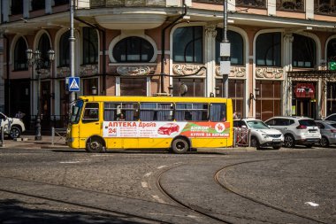 Odesa, Ukrayna, 07 Ağustos 2024 otobüsü Odesa sokaklarında ilerliyor. Rus silahlı kuvvetlerinin şehre düzenlediği saldırıya rağmen kamu hizmetleri faaliyet gösteriyor..