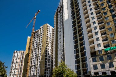 Odesa, Ukrayna, 07 Ağustos 2024 Cityscape, Rusya ile savaş sırasında, Odesa 'daki binalar Rus füzelerinin hedefi ve insanlar her gün sirenler çalsa da sokaklardalar..