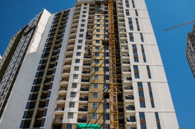 Odesa, Ukrayna, 07 Ağustos 2024 Cityscape, Rusya ile savaş sırasında, Odesa 'daki binalar Rus füzelerinin hedefi ve insanlar her gün sirenler çalsa da sokaklardalar..