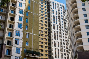 Odesa, Ukrayna, 07 Ağustos 2024 Cityscape, Rusya ile savaş sırasında, Odesa 'daki binalar Rus füzelerinin hedefi ve insanlar her gün sirenler çalsa da sokaklardalar..