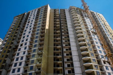 Odesa, Ukrayna, 07 Ağustos 2024 Cityscape, Rusya ile savaş sırasında, Odesa 'daki binalar Rus füzelerinin hedefi ve insanlar her gün sirenler çalsa da sokaklardalar..