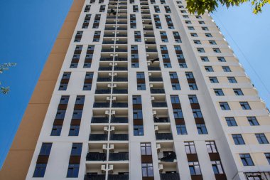 Odesa, Ukrayna, 07 Ağustos 2024 Cityscape, Rusya ile savaş sırasında, Odesa 'daki binalar Rus füzelerinin hedefi ve insanlar her gün sirenler çalsa da sokaklardalar..