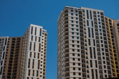 Odesa, Ukrayna, 07 Ağustos 2024 Cityscape, Rusya ile savaş sırasında, Odesa 'daki binalar Rus füzelerinin hedefi ve insanlar her gün sirenler çalsa da sokaklardalar..