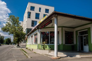 Odesa, Ukrayna, 07 Ağustos 2024 Cityscape, Rusya ile savaş sırasında, Odesa 'daki binalar Rus füzelerinin hedefi ve insanlar her gün sirenler çalsa da sokaklardalar..