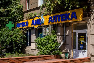 Odesa, Ukrayna, 07 Ağustos 2024 Cityscape, Rusya ile savaş sırasında, Odesa 'daki binalar Rus füzelerinin hedefi ve insanlar her gün sirenler çalsa da sokaklardalar..