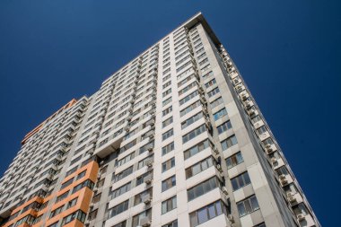 Odesa, Ukrayna, 07 Ağustos 2024 Cityscape, Rusya ile savaş sırasında, Odesa 'daki binalar Rus füzelerinin hedefi ve insanlar her gün sirenler çalsa da sokaklardalar..