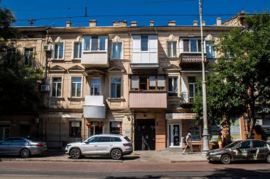 Odesa, Ukrayna, 07 Ağustos 2024 Cityscape, Rusya ile savaş sırasında, Odesa 'daki binalar Rus füzelerinin hedefi ve insanlar her gün sirenler çalsa da sokaklardalar..