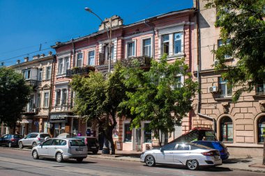 Odesa, Ukrayna, 07 Ağustos 2024 Cityscape, Rusya ile savaş sırasında, Odesa 'daki binalar Rus füzelerinin hedefi ve insanlar her gün sirenler çalsa da sokaklardalar..