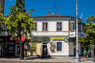 Odesa, Ukrayna, 07 Ağustos 2024 Cityscape, Rusya ile savaş sırasında, Odesa 'daki binalar Rus füzelerinin hedefi ve insanlar her gün sirenler çalsa da sokaklardalar..