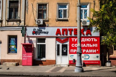 Odesa, Ukrayna, 07 Ağustos 2024 Cityscape, Rusya ile savaş sırasında, Odesa 'daki binalar Rus füzelerinin hedefi ve insanlar her gün sirenler çalsa da sokaklardalar..