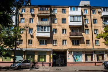 Odesa, Ukrayna, 07 Ağustos 2024 Cityscape, Rusya ile savaş sırasında, Odesa 'daki binalar Rus füzelerinin hedefi ve insanlar her gün sirenler çalsa da sokaklardalar..