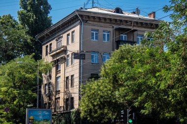 Odesa, Ukrayna, 07 Ağustos 2024 Cityscape, Rusya ile savaş sırasında, Odesa 'daki binalar Rus füzelerinin hedefi ve insanlar her gün sirenler çalsa da sokaklardalar..