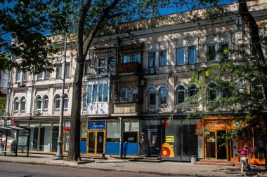 Odesa, Ukrayna, 07 Ağustos 2024 Cityscape, Rusya ile savaş sırasında, Odesa 'daki binalar Rus füzelerinin hedefi ve insanlar her gün sirenler çalsa da sokaklardalar..