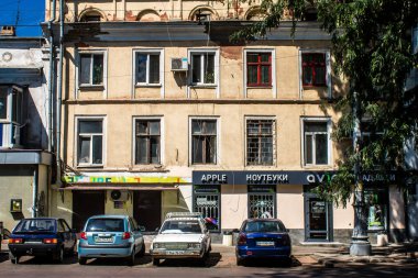 Odesa, Ukrayna, 07 Ağustos 2024 Cityscape, Rusya ile savaş sırasında, Odesa 'daki binalar Rus füzelerinin hedefi ve insanlar her gün sirenler çalsa da sokaklardalar..