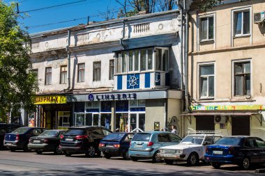 Odesa, Ukrayna, 07 Ağustos 2024 Cityscape, Rusya ile savaş sırasında, Odesa 'daki binalar Rus füzelerinin hedefi ve insanlar her gün sirenler çalsa da sokaklardalar..