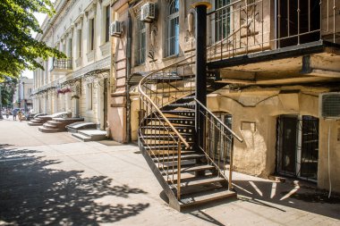 Odesa, Ukrayna, 07 Ağustos 2024 Cityscape, Rusya ile savaş sırasında, Odesa 'daki binalar Rus füzelerinin hedefi ve insanlar her gün sirenler çalsa da sokaklardalar..