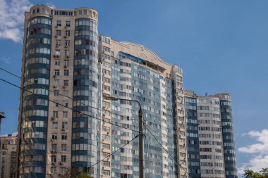 Odesa, Ukrayna, 07 Ağustos 2024 Cityscape, Rusya ile savaş sırasında, Odesa 'daki binalar Rus füzelerinin hedefi ve insanlar her gün sirenler çalsa da sokaklardalar..