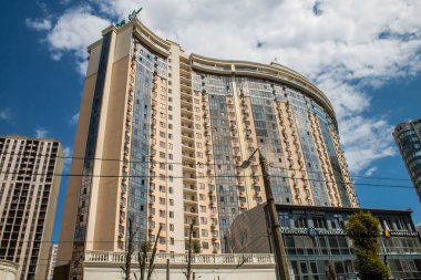 Odesa, Ukrayna, 07 Ağustos 2024 Cityscape, Rusya ile savaş sırasında, Odesa 'daki binalar Rus füzelerinin hedefi ve insanlar her gün sirenler çalsa da sokaklardalar..