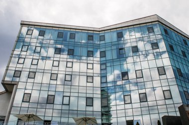 Odesa, Ukrayna, 07 Ağustos 2024 Cityscape, Rusya ile savaş sırasında, Odesa 'daki binalar Rus füzelerinin hedefi ve insanlar her gün sirenler çalsa da sokaklardalar..