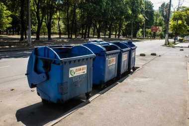 Odesa, Ukrayna, 07 Ağustos 2024 Ukrayna Odesa sokaklarında çöp konteynırı.