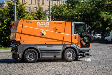 Odesa, Ukrayna, 07 Ağustos 2024 Ukrayna 'da Odesa caddelerinde araba temizliği.