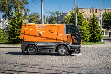 Odesa, Ukrayna, 07 Ağustos 2024 Ukrayna 'da Odesa caddelerinde araba temizliği.