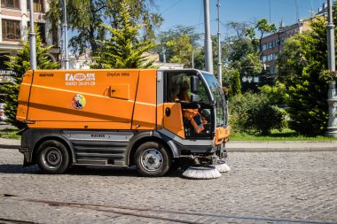 Odesa, Ukrayna, 07 Ağustos 2024 Ukrayna 'da Odesa caddelerinde araba temizliği.