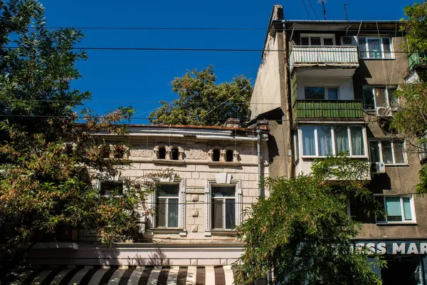 Odesa, Ukrayna, 07 Ağustos 2024 Cityscape, Rusya ile savaş sırasında, Odesa 'daki binalar Rus füzelerinin hedefi ve insanlar her gün sirenler çalsa da sokaklardalar..