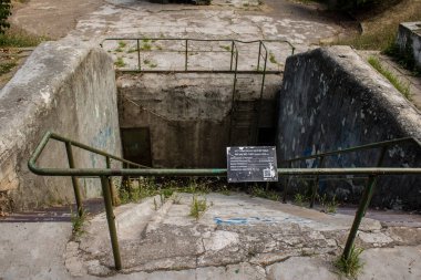 Odesa, Ukrayna, 07 Ağustos 2024 Odesa 411. Batarya 'nın kahramanca savunmasına. 1941 'de Odesa' nın savunması için hayati önem taşıyan bir parkta ordu malzemesi korunmuş. Çocuklar için bazı etkinlikler de mevcut..
