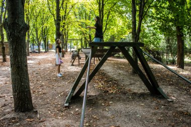 Odesa, Ukrayna, 07 Ağustos 2024 Odesa 411. Batarya 'nın kahramanca savunmasına. 1941 'de Odesa' nın savunması için hayati önem taşıyan bir parkta ordu malzemesi korunmuş. Çocuklar için bazı etkinlikler de mevcut..