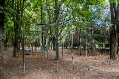 Odesa, Ukrayna, 07 Ağustos 2024 Odesa 411. Batarya 'nın kahramanca savunmasına. 1941 'de Odesa' nın savunması için hayati önem taşıyan bir parkta ordu malzemesi korunmuş. Çocuklar için bazı etkinlikler de mevcut..