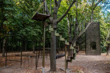 Odesa, Ukrayna, 07 Ağustos 2024 Odesa 411. Batarya 'nın kahramanca savunmasına. 1941 'de Odesa' nın savunması için hayati önem taşıyan bir parkta ordu malzemesi korunmuş. Çocuklar için bazı etkinlikler de mevcut..