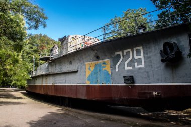 Odesa, Ukrayna, 07 Ağustos 2024 Odesa 411. Batarya 'nın kahramanca savunmasına. 1941 'de Odesa' nın savunması için hayati önem taşıyan bir parkta ordu malzemesi korunmuş. Çocuklar için bazı etkinlikler de mevcut..